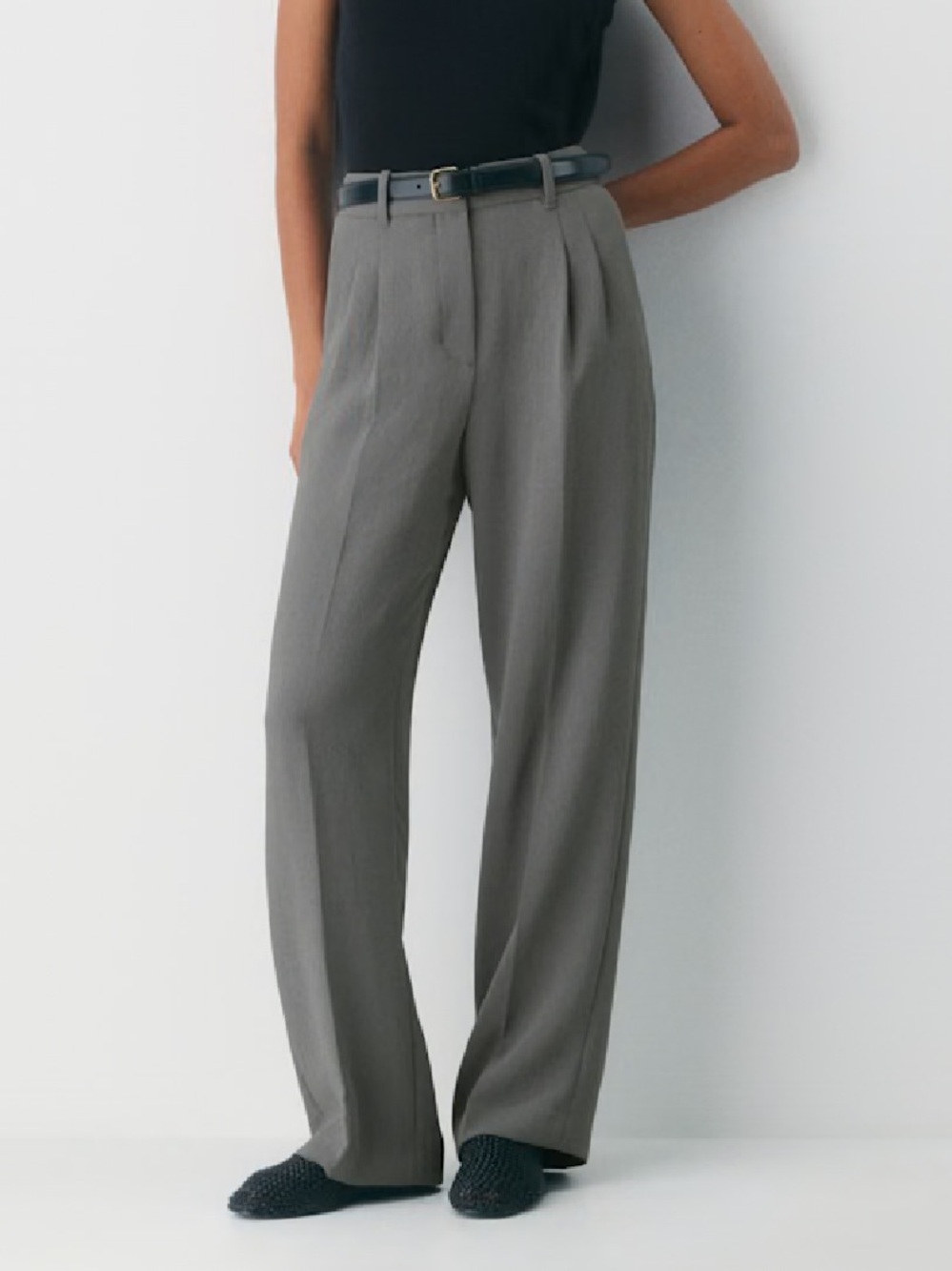 Aritzia The Effortless Pant in Dark Grey Crepette